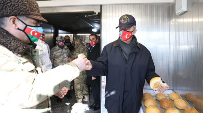 Hulusi Akar çörəyi Zakir Həsənovla bölüşdü  - FOTO