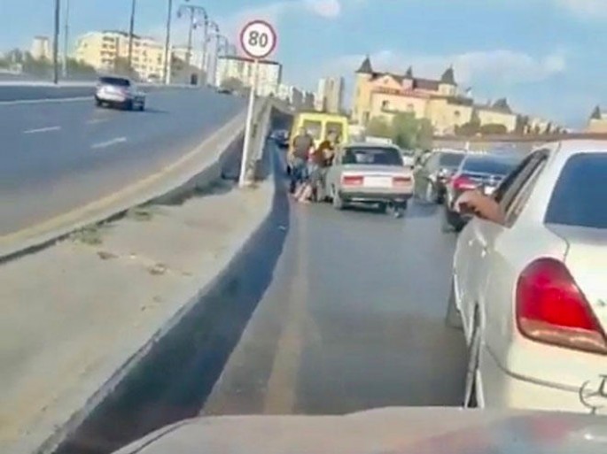 Bakıda "VAZ" lyuka düşdü: yolda tıxac yarandı - FOTO