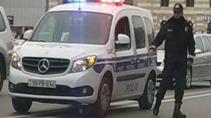 Bakıda narkotacir maşını polisin üstünə sürdü: atəş açıldı 