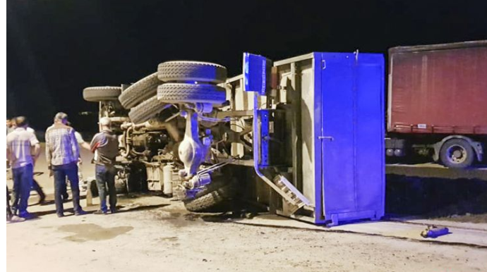 Ucarda yük maşını aşıb  - FOTO