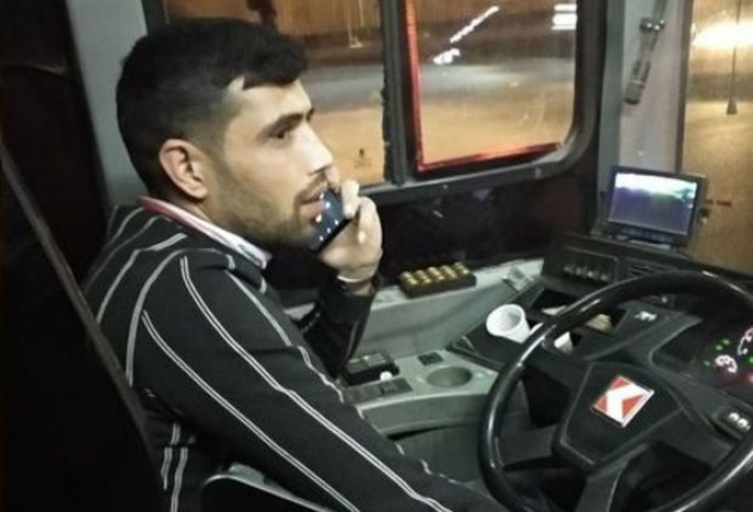 Bakıda avtobus sürücüsü qaydaları pozdu: “Əcəb edirəm, uzaqbaşı 50 manat cərimə yazacaqlar” - FOTO
