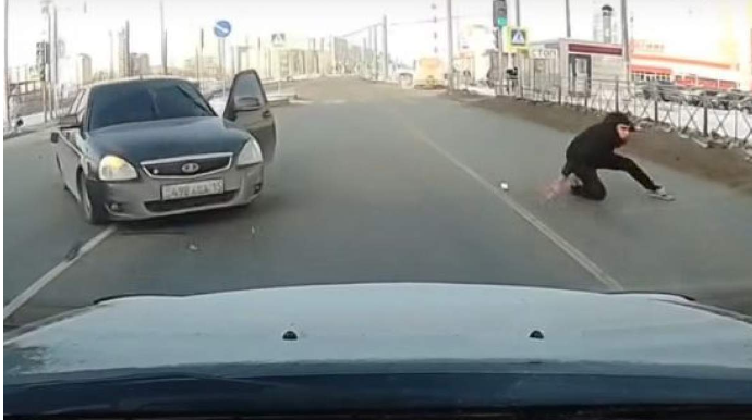 Qayda pozan sürücü qəzaya düşən maşında asfalta düşdü - Film kimi qəza - VİDEO 