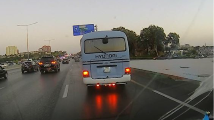 Magistral yolda qəfil saxlayıb təhlükə yaradan avtobus sürücüsü  - VİDEO