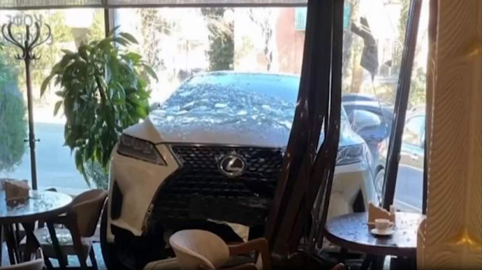 Qadın sürücü qazla tormozu səhv saldı; “Lexus” restorana girdi - VİDEO 