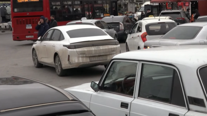 Binəqədinin mərkəzində xaos: "15 dəqiqəlik yolu saatyarıma gedirik"  - VİDEO