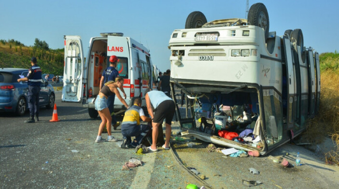 İşçiləri daşıyan mikroavtobus qəzaya uğrayıb, 30 nəfər xəsarət alıb - FOTO 