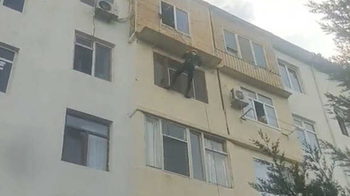 Eyvandan girib azyaşlıları valideynlərinə təhvil verdilər - VİDEO