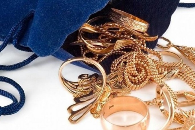 Evdən 20 min manatlıq qızıl oğurlanıb