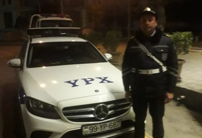 Yol polisi 1 yaşlı körpənin həyatını xilas etdi - FOTO