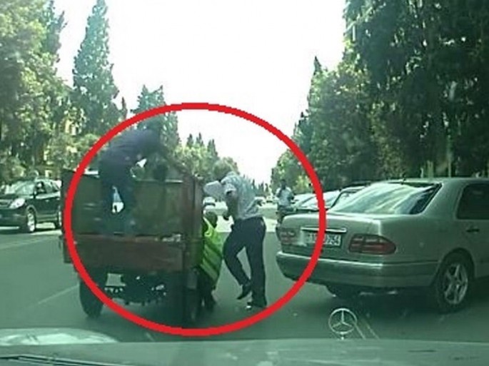 Gəncədə yaşlı kişi motosikletin altında qaldı - VİDEO