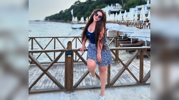 Müğənni Nüşabə sükan arxasında görün nə etdi: Qucağına alıb...  - VİDEO