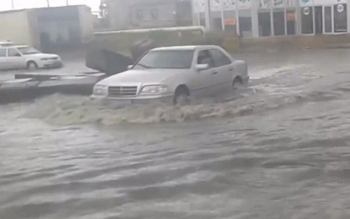 Yağış yağdı, küçədən çay axdı - VİDEO