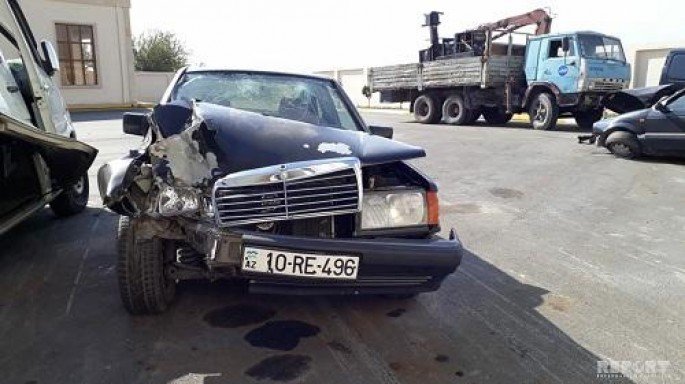 Avtomobil dirəyə çırpıldı: gənclər yaralandı - VİDEO