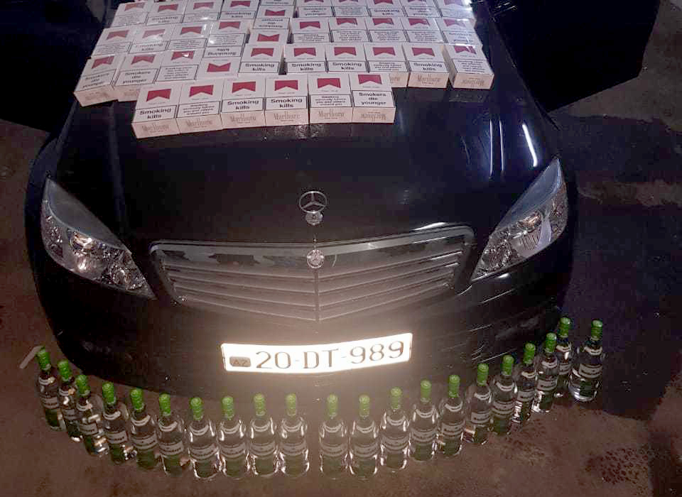 "Mercedes”dən tütün məmulatları və spirtli içkilər aşkar edilib - FOTO