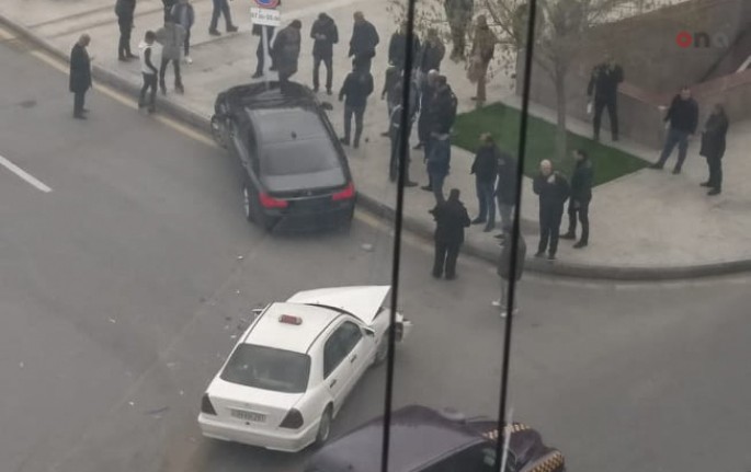 Heydər Əliyev Sarayının qarşısında 2 avtomobil toqquşub – VİDEO