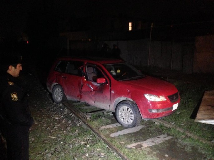 Keşlədə avtomobil qatarla toqquşub - FOTO