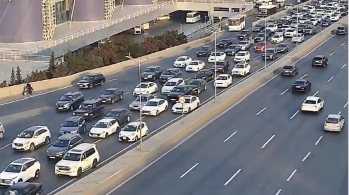 На каких улицах Баку 21 октября наблюдаются транспортные заторы?