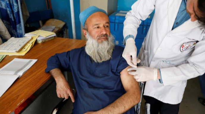 “Taliban” COVID peyvəndini qadağan etdi