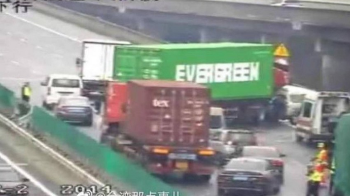 Qəribə təsadüf:  Bir şirkətin gəmisi Süveyş kanalını, yük maşını isə avtomagistralı bağladı - FOTO