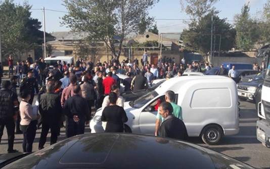 Qəsəbə sakinləri Bakı-Astara yolunu bağladı