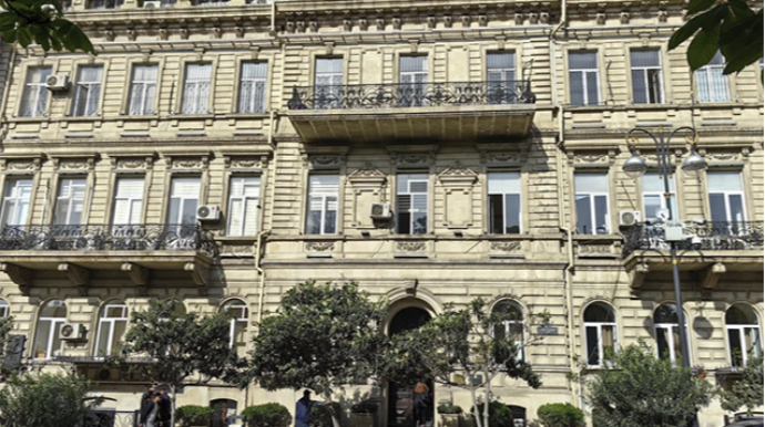 Qərb Universitetinin məktəbi şagirdlərə attestat vermir? 