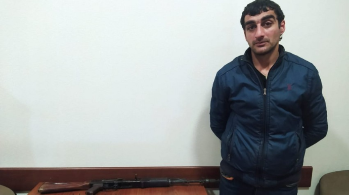 Yevlaxda odlu silah satmaqda şübhəli bilinən şəxs saxlanılıb  - FOTO - VİDEO