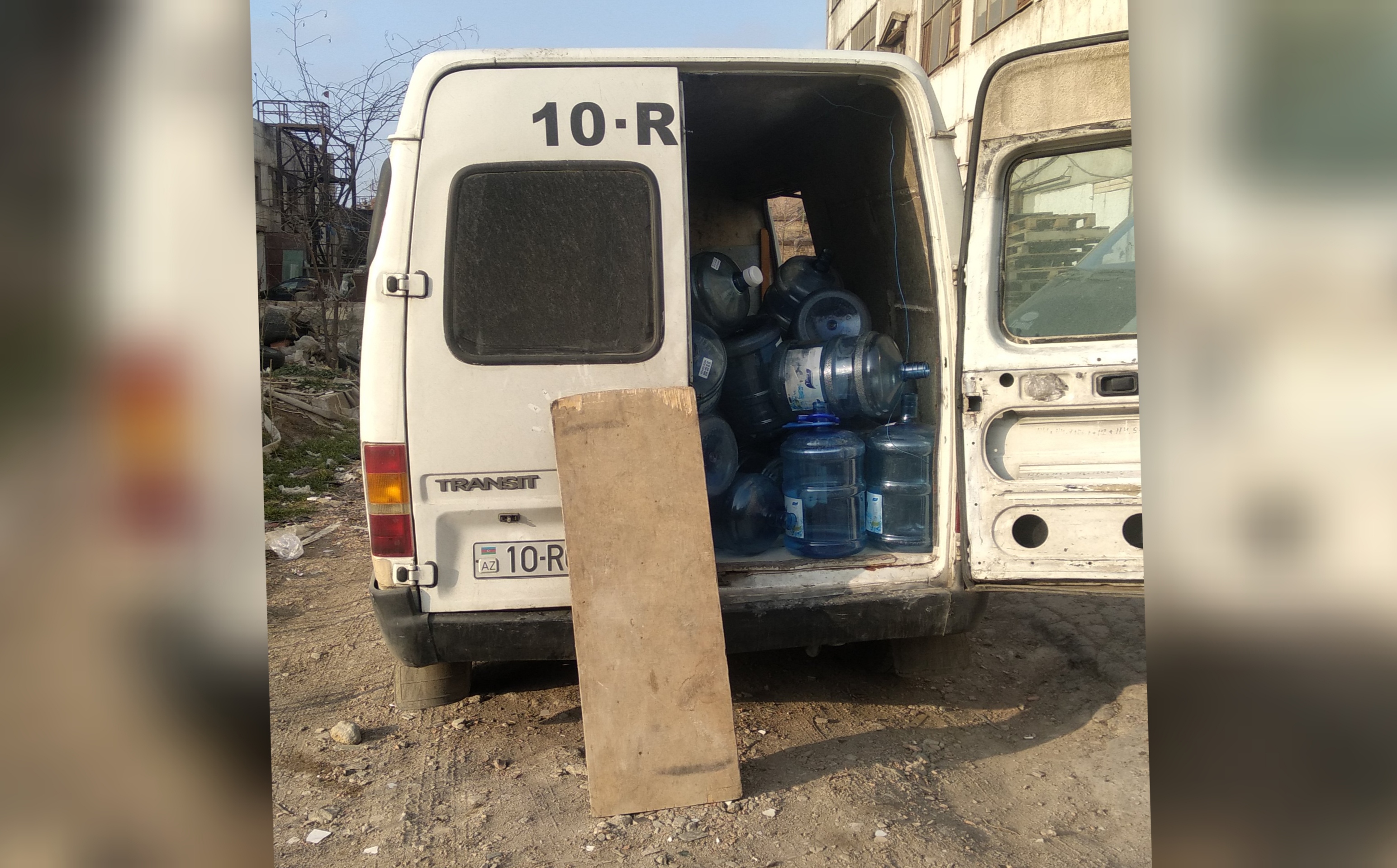 Yol polisi maşından yük boşaldan sürücünü 500 manat cərimələdi   - FOTO