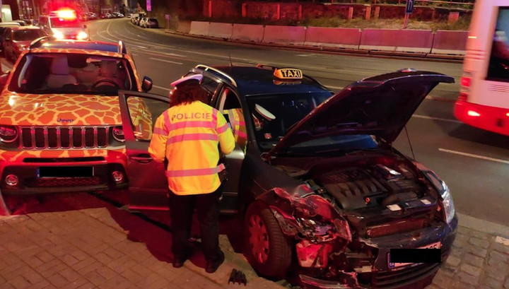 Çexiyanın XİN başçısı taksidə qəzaya düşdü - FOTO