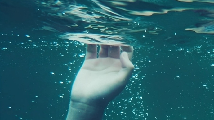 Yaşlı qadın hovuza düşərək ölüb