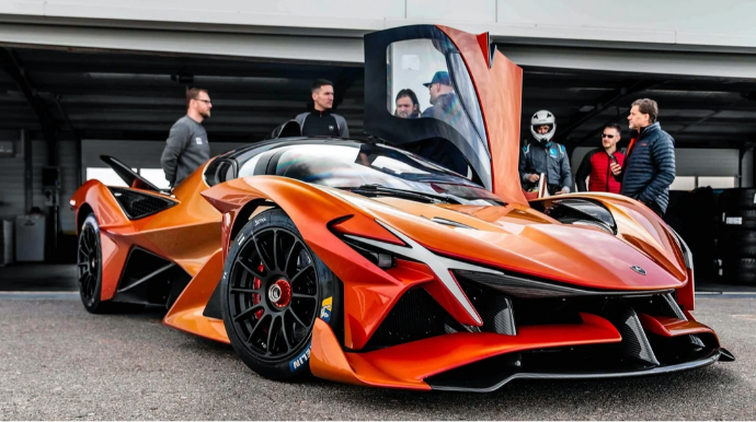 B Германии создали брутальный суперкар с мотором Ferrari - Похож на трансформера 