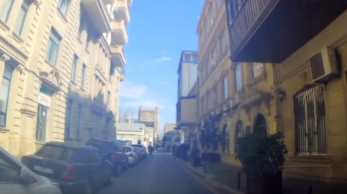 Agentliyin çəkdiyi yol sürücüləri çətinliyə,  piyadaları təhlükəyə salıb  - VİDEO