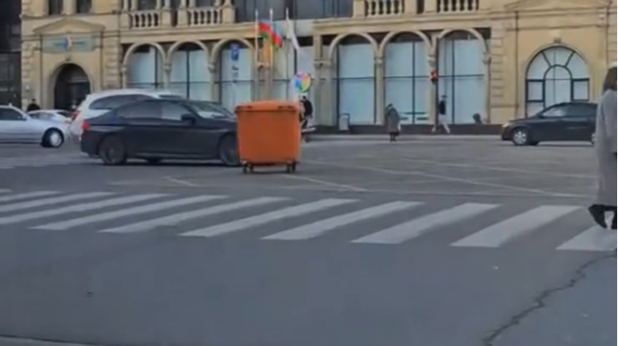 Zibil yeşiyi şəhər küçələrində hərəkət edir; qurumlardan reaksiya yoxdur - VİDEO 