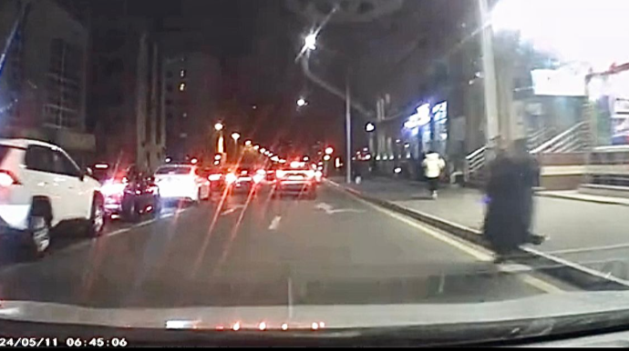 Səkidən qəfil yola çıxan qadınlar sürücünü çətin vəziyyətdə qoydu - VİDEO