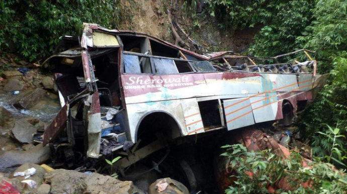 Peruda avtobus dərəyə aşıb: 27 ölü 