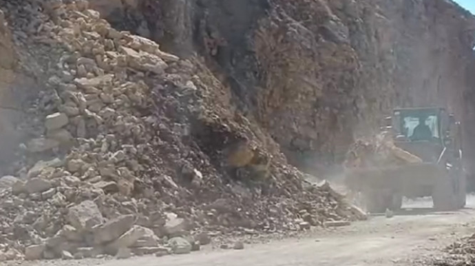 Naxçıvanda yolu kəsən qaya parçası partladılıb - FOTO 