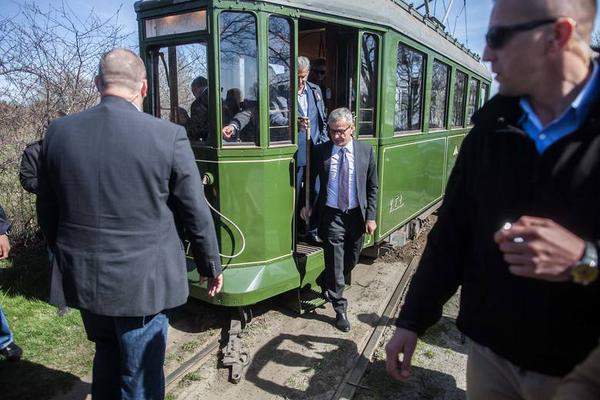 Prezidenti gəzdirən tramvay relsdən çıxdı - FOTO