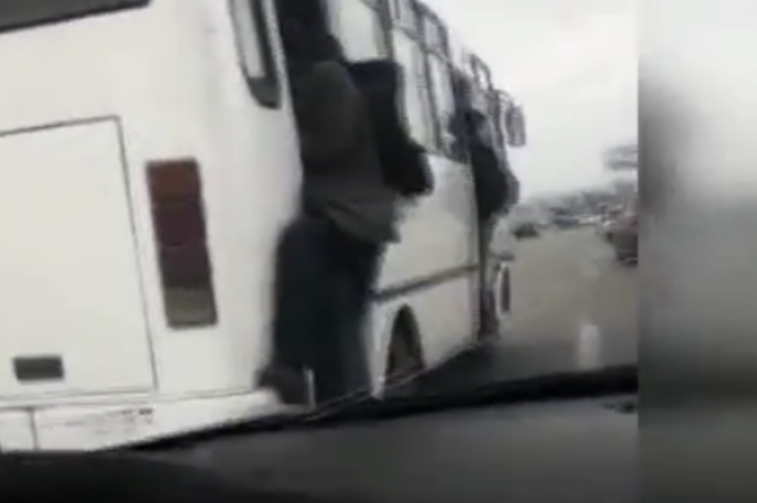 Bakıda avtobus sürücüsü sərnişinlərin həyatını belə təhlükəyə atır - VİDEO