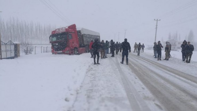 TIR-la məktəbli mikroavtobusu toqquşdu: ikisi ağır, 13 yaralı - FOTO