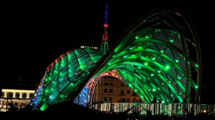 Tbilisidə “Sülh körpüsü” Azərbaycan bayrağının rəngləri ilə işıqlandırılıb - FOTO