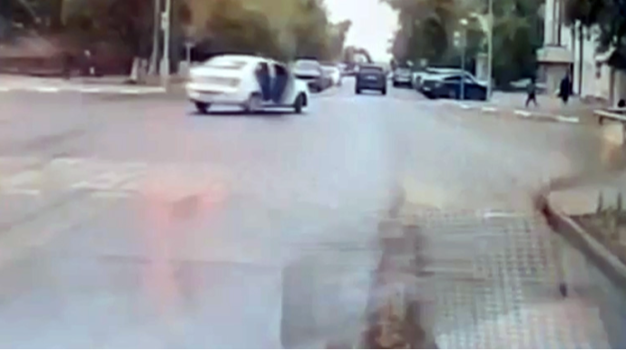 Taksidən yola yıxılan müştərinin üstündən maşın keçib öldürdü - VİDEO