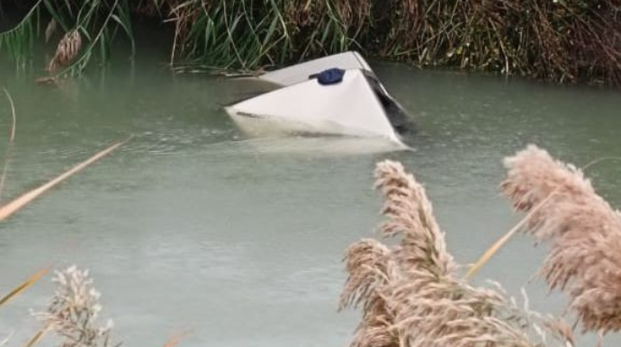 İdarəetmədən çıxan maşın su kanalına aşdı; sürücü öldü   - FOTO