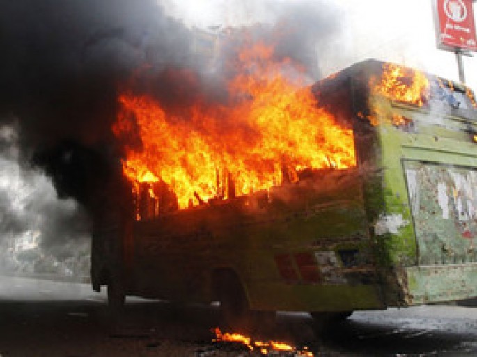 Kişi sərnişin avtobusunu yandırıb və içində qalaraq ölüb