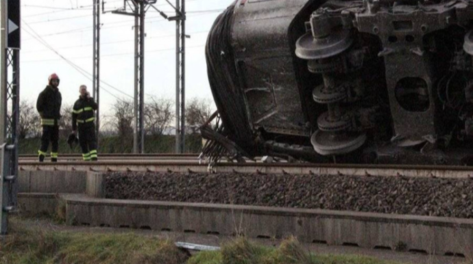 Qatar aşdı, minlərlə ton kömür ətrafa dağıldı 