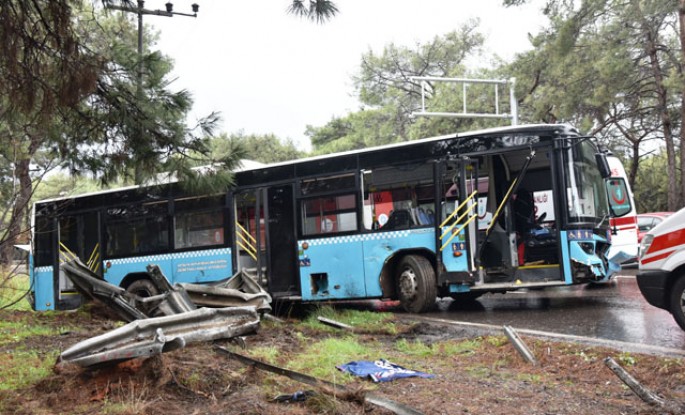 Sərnişin avtobusu dəmir arakəsmələrə çırpıldı: 4 yaralı - FOTO