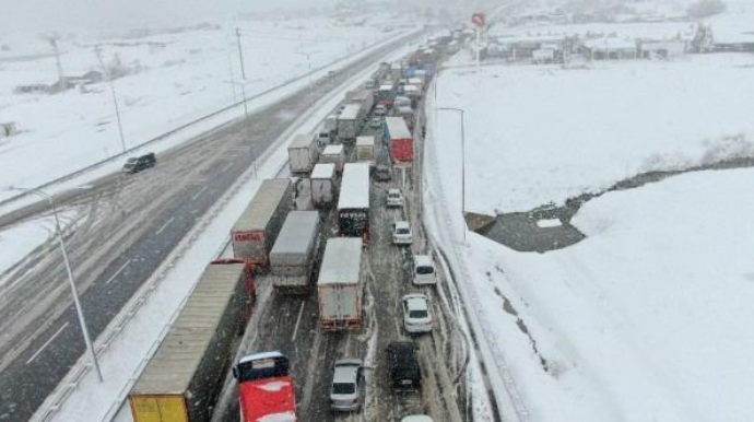 Türkiyədə yağan güclü qar 25 kilometrlik tıxaca səbəb oldu - VİDEO