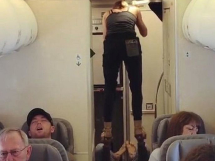 Hər kəs cütlüyün təyyarənin arxa hissəsində etdiklərindən danışır - FOTO