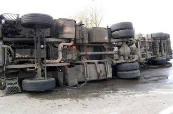 Bakıda yük maşını aşdı: xəsarət alanlar var