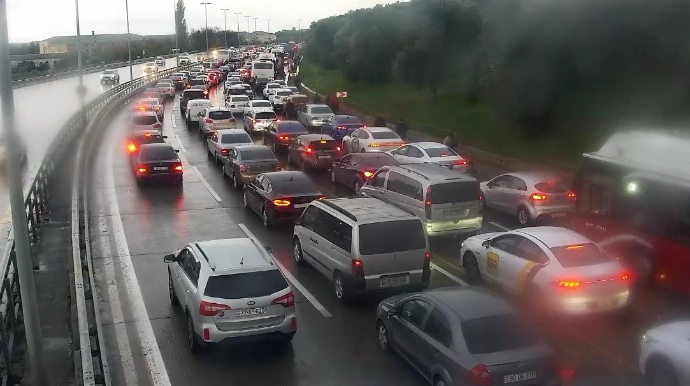 Bakıda 14 istiqamətdə nəqliyyatın sıxlığı müşahidə olunur 