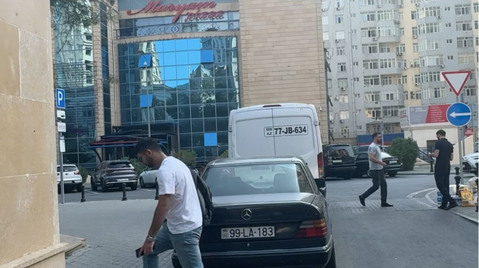 Bakıda qaydaların hər gün pozulduğu küçə; sürücü maşını “zebra”nın üstündə saxlayıb getdi  - FOTO