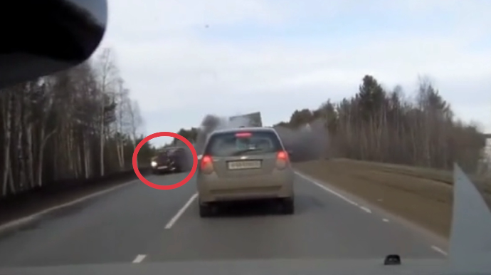 Yük maşınının təkəri partladı, iki sürücü qəzaya düşdü - VİDEO